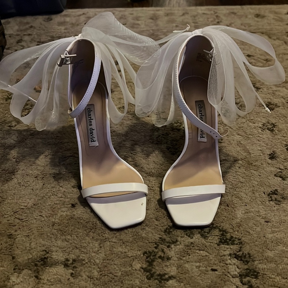 Bow heels